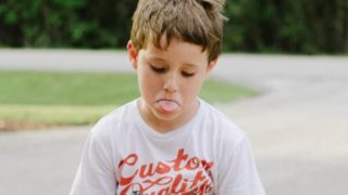 男の子ががっかりして舌を出している
