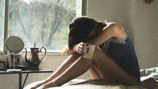 落ち込んでいる女性