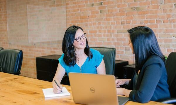 オフィスでPCを前にお話をする2人の女性