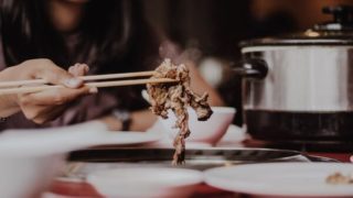 お肉の取り分けをしているところ