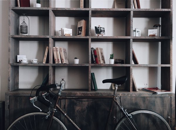 本棚と自転車