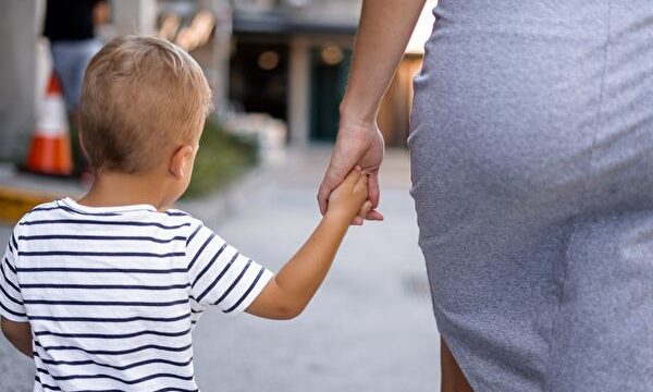 母と子が手をつないでいる