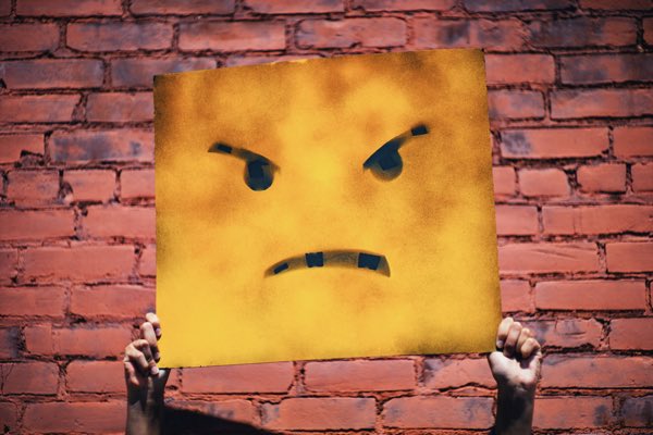 怒っている顔の黄色い紙
