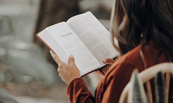 本を読んでる女性
