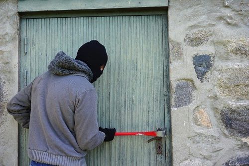 家に盗みに入ろうとしている泥棒