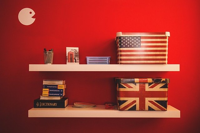 赤い壁とアメリカとイギリスの国旗