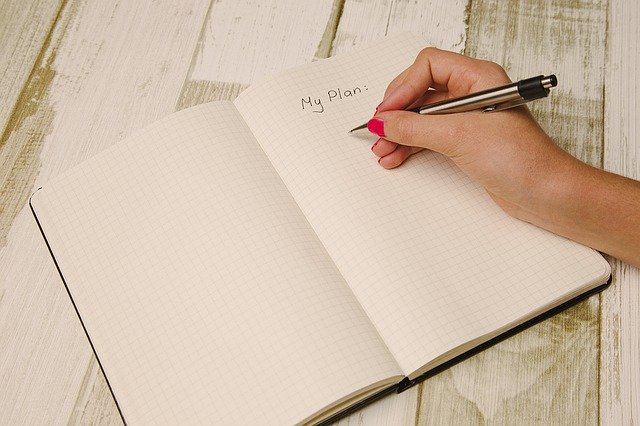 ノートに書き込んでいる