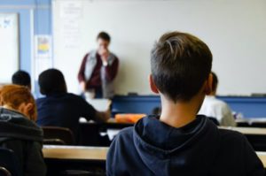 授業を受ける男の子