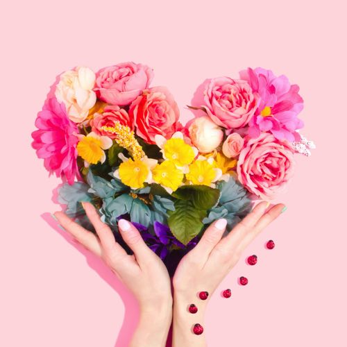 ハートの形をしたお花と手