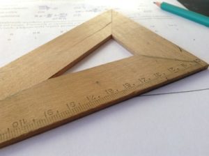 木製の定規と鉛筆